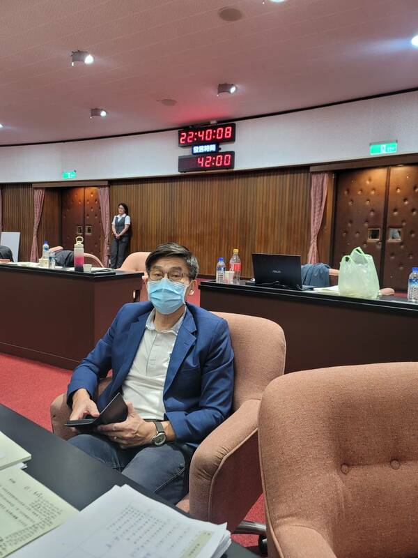 民進黨立委鍾佳濱送醫診治後，仍返回議場。 圖：民進黨立法院黨團/提供
