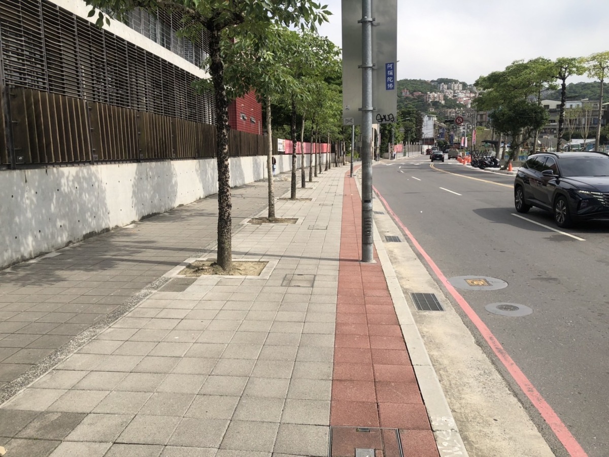 明後兩天國中會考，新北市17所學校考場周邊紅線開放供家長臨停接送。 圖：新北市交通局/提供