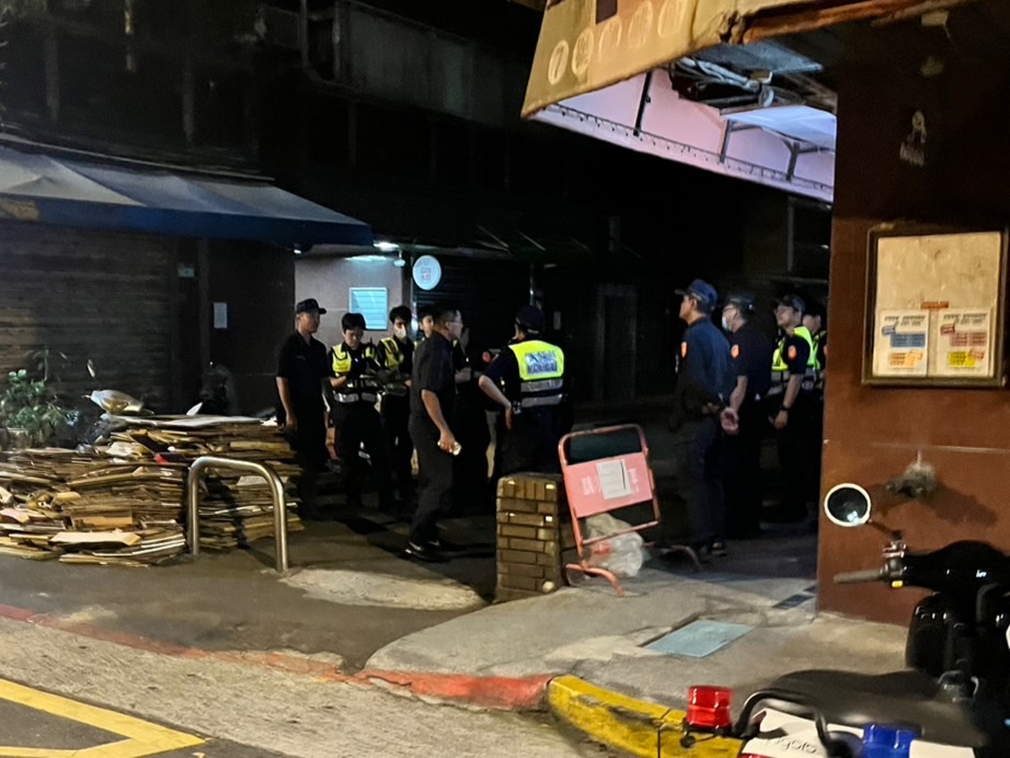 立法院鎮江街已有警力持續集結。 圖：金大鈞/攝