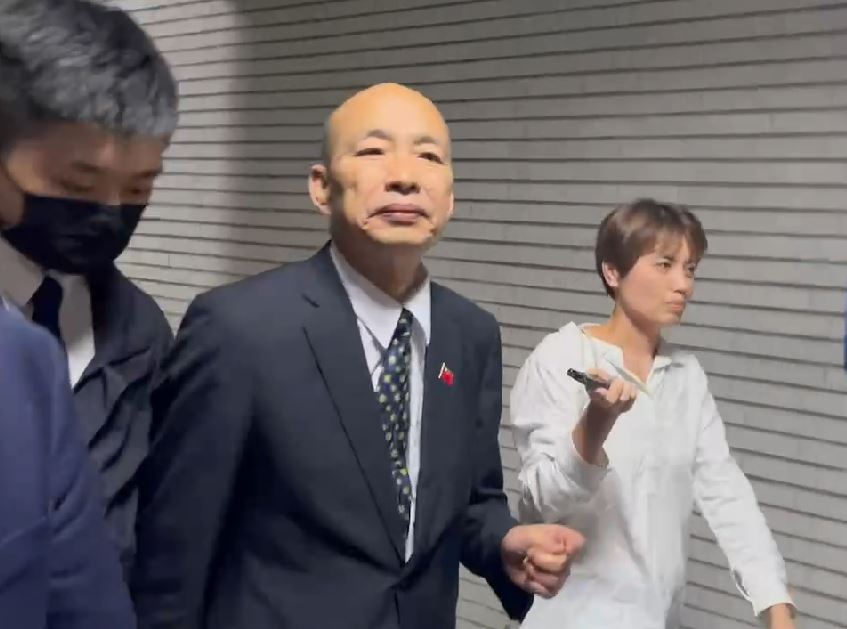 韓國瑜結束院會，面對爭議一語不發快步離開。 圖：金大鈞／攝