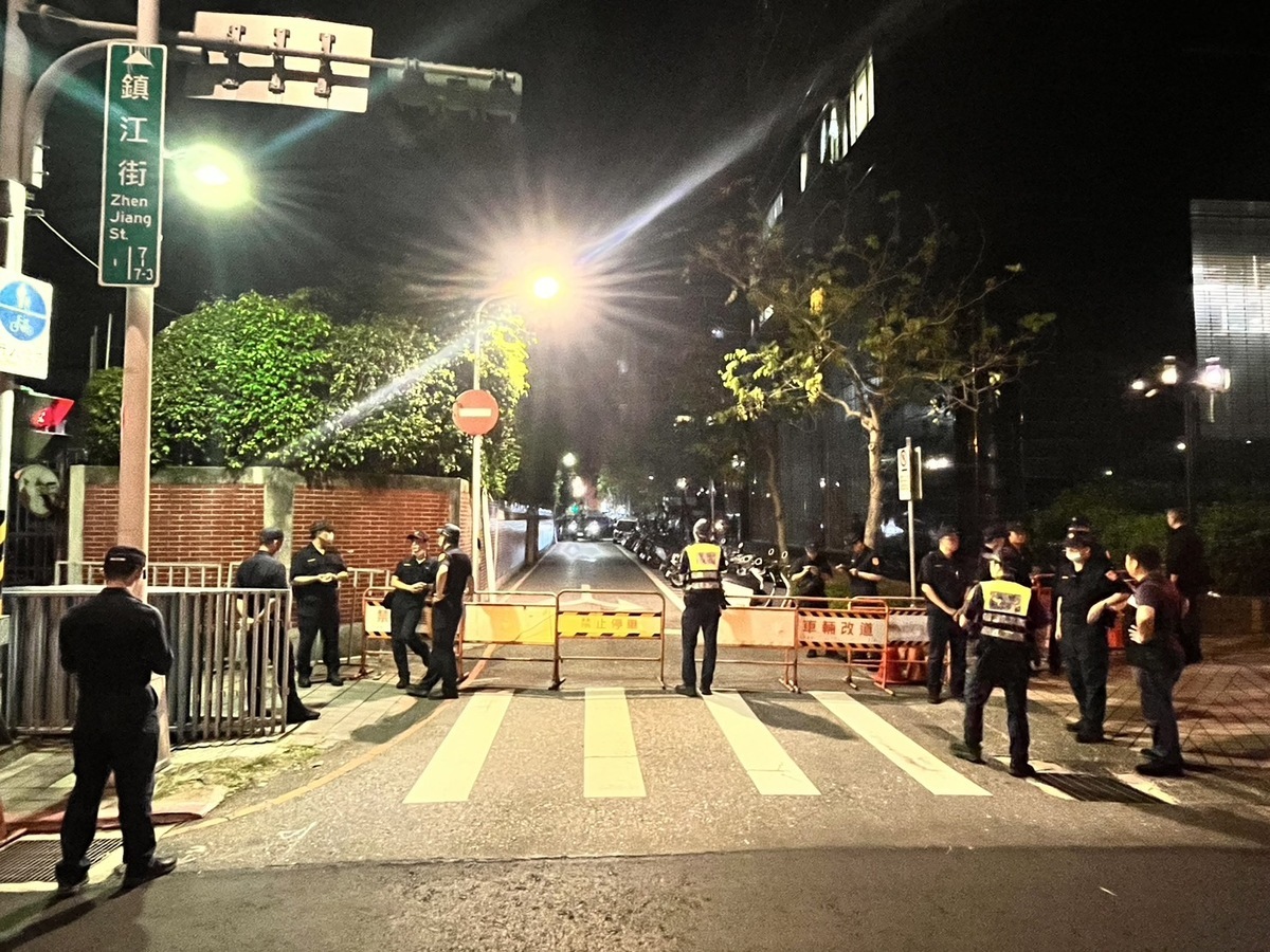 大批警力到立法院周邊待命戒備及蒐證及維持秩序。 圖：金大鈞／攝