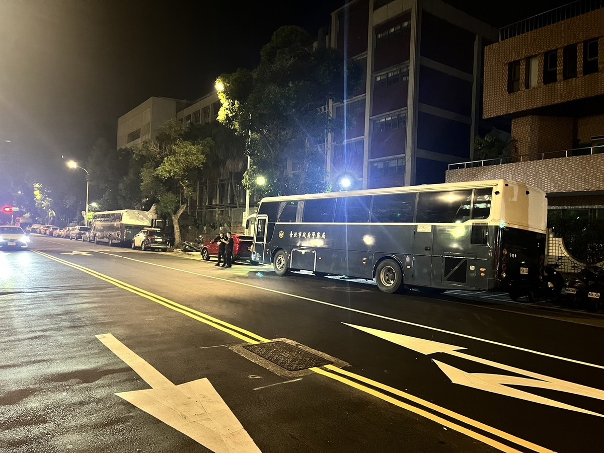 大批警力到立法院周邊待命戒備及蒐證及維持秩序。 圖：金大鈞／攝