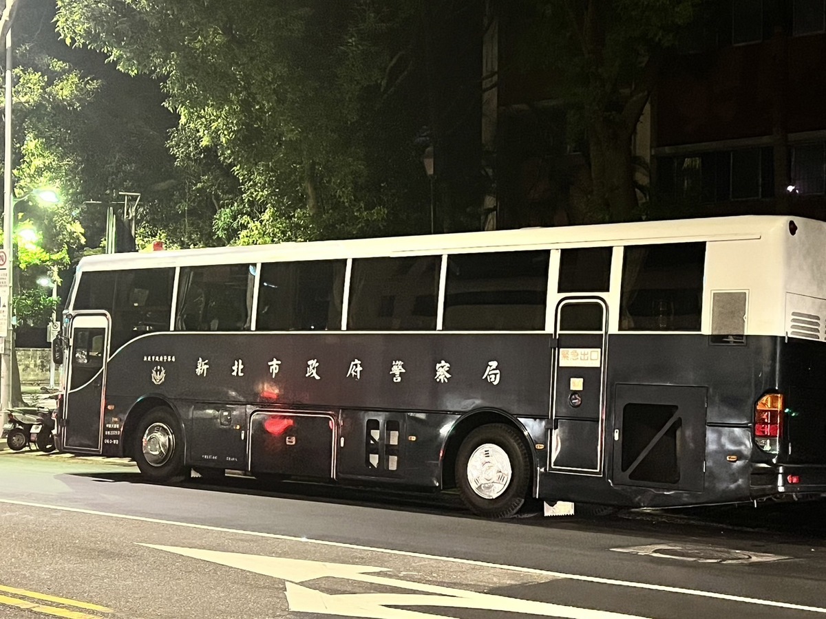 記者發現就連藍營執政的新北市警力都來支援。 圖：金大鈞／攝