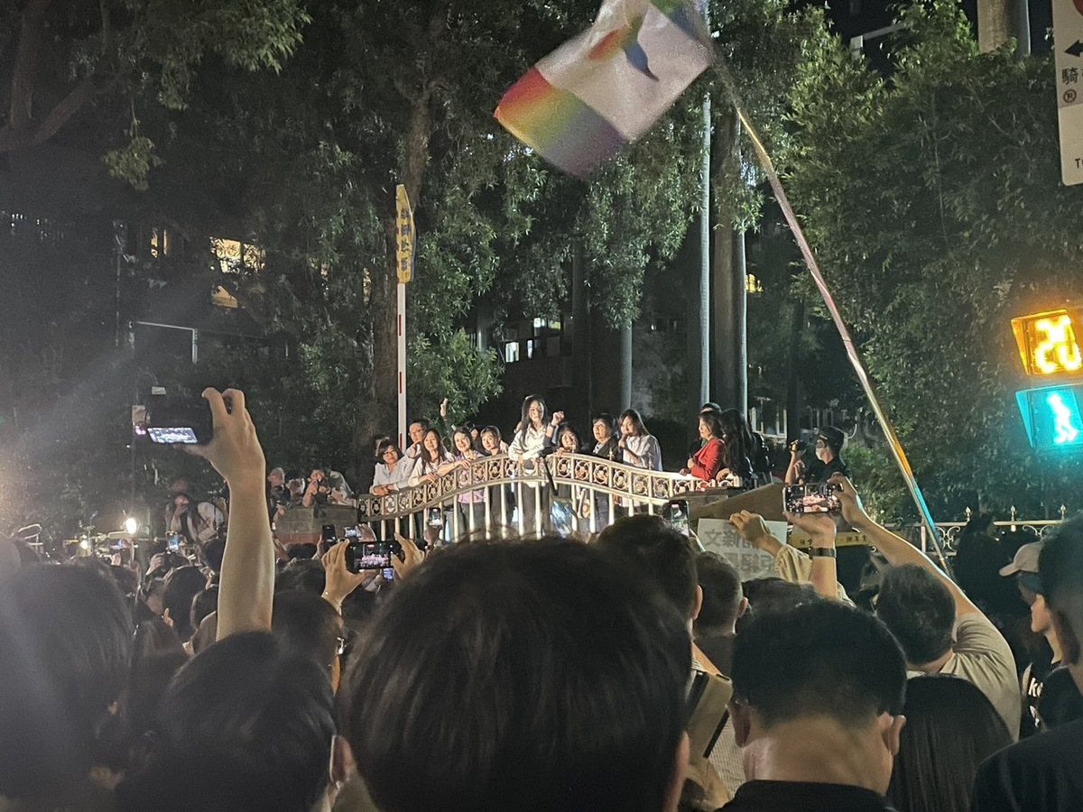 青年集結立院｢白藍立委非常怕｣洪申翰：傅崐萁要求增排警力帶棍棒