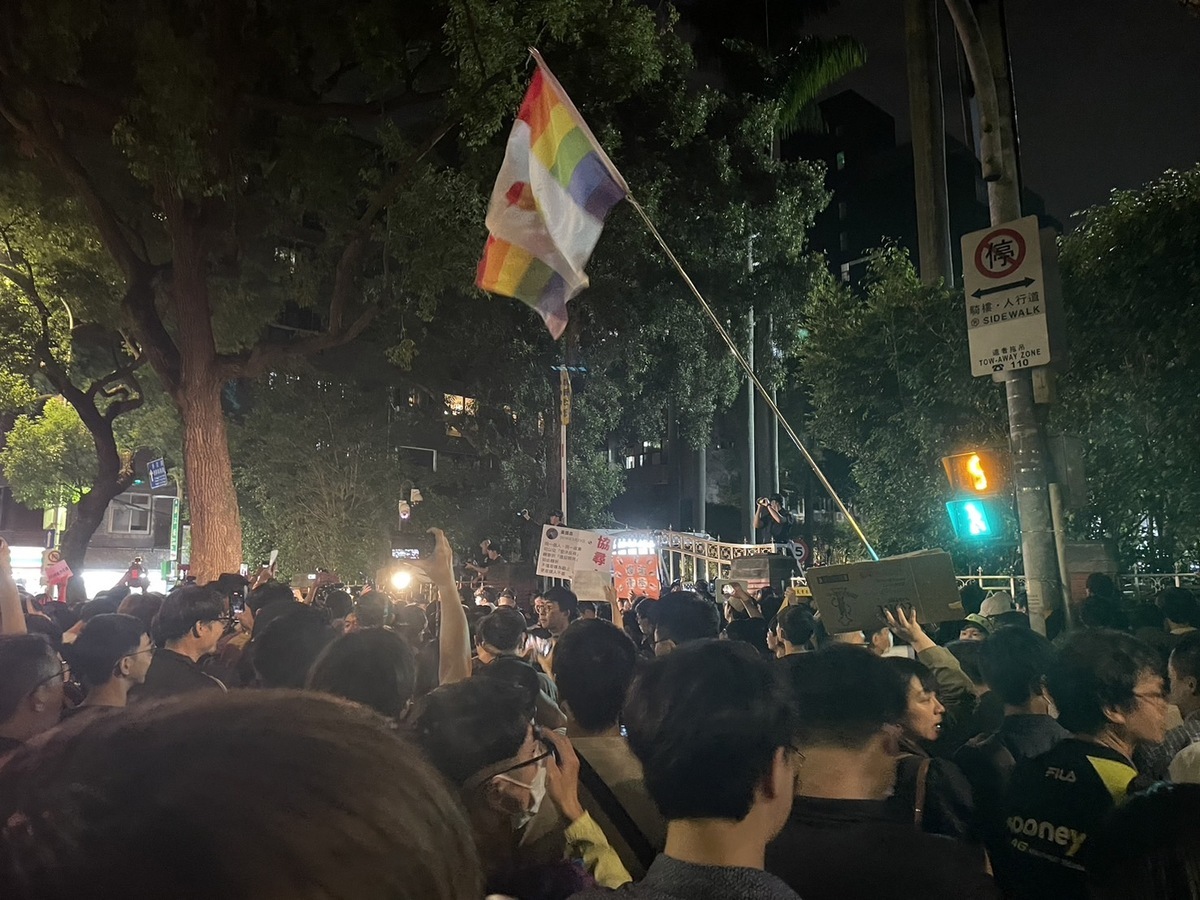 數百名學生及民眾集結立院外要求立即終止審查白藍陣營的國會擴權法案。 圖：詹家威／攝