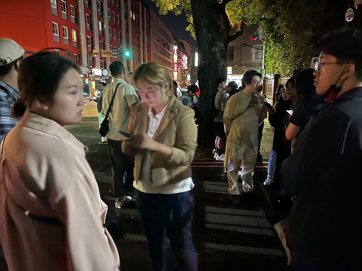 數百名學生及民眾集結立院外要求立即終止審查白藍陣營的國會擴權法案。 圖：民眾提供