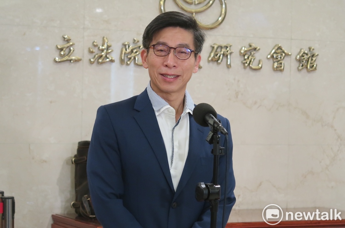 國民黨立委徐巧芯指控，民進黨立委鍾佳濱趁亂親了國民黨立委丁學忠的領子。 圖：林朝億/攝（資料照）
