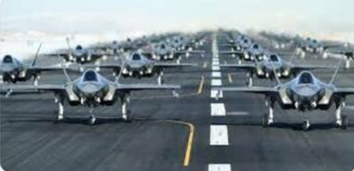 美國空軍計畫在 2015 年退役包括 F-15、F-16 和 A-10 在內的 250 架戰機，以便將它們送給烏克蘭。 圖 : 翻攝自X /Lawrance of G