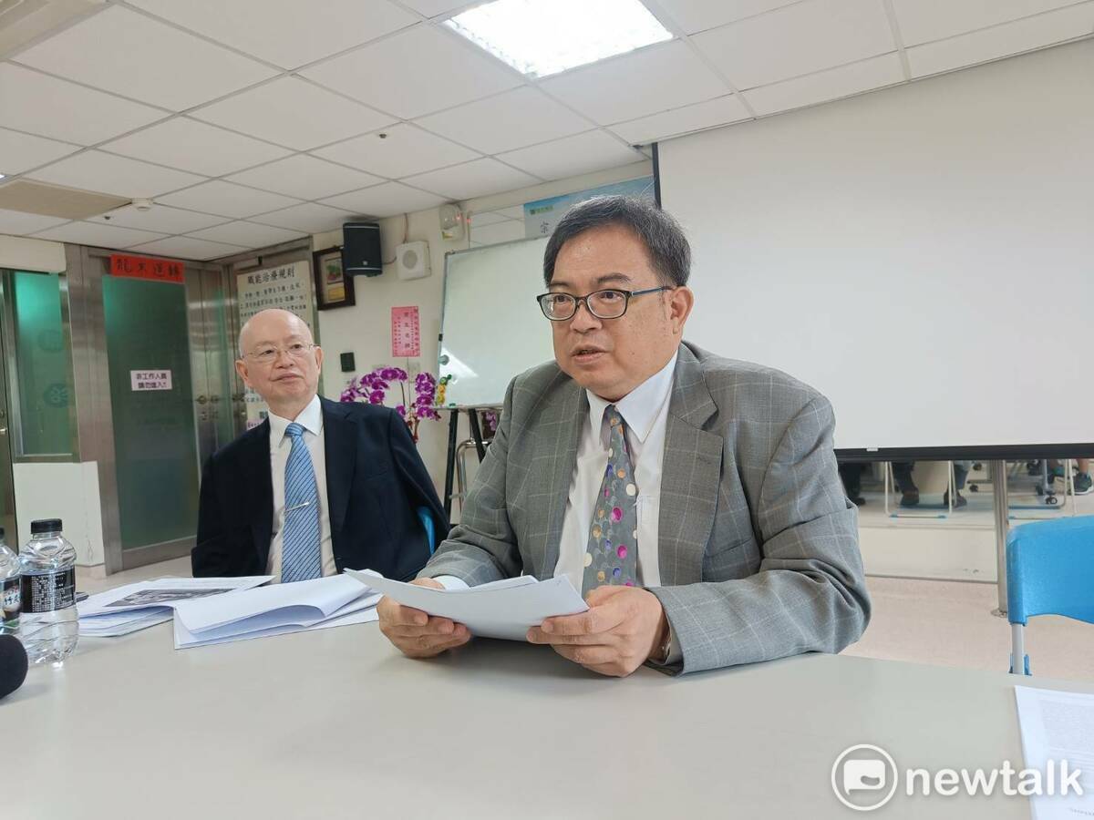 許景琦說，30年前他見到兩位長得分非常像蔣中正及郝伯村的長輩在打牌，觸發他這發表篇論文的靈感。 圖：唐復年/攝