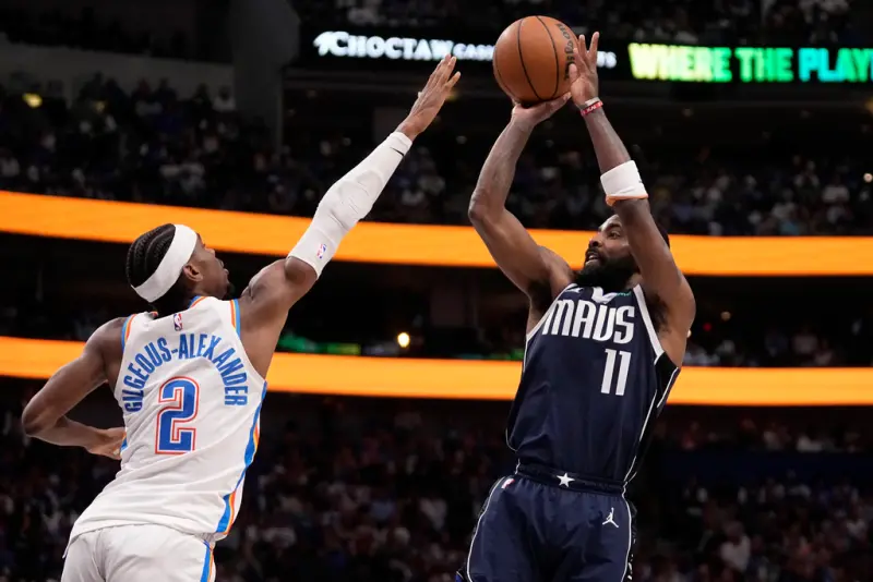 ▲獨行俠當家控衛Kyrie Irving(右)再進化，成為最強防守者。（圖／美聯社／達志影像）
