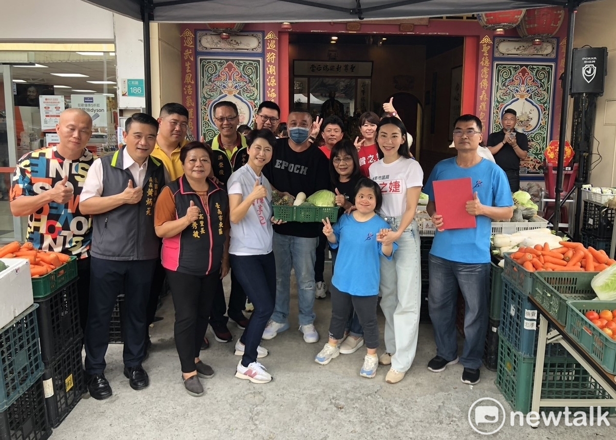 台南市議員曾之婕為鼓勵浪子回頭，和金好果菜行的老闆陳建文一起義賣蔬菜，義賣所得將捐助台南市腦性麻痺之友協會，立委陳亭妃、東區區長黃炳元和東區多位里長都到場表示支持，希望藉由義賣善舉鼓勵誤入歧途的青年浪子回頭，為社會增加正向的力量。 圖：黃博郎／攝