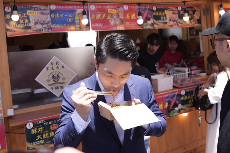 台北市長蔣萬安一行18日到東京晴空塔下的「台灣祭」美食活動現場。 圖片來源/蔣萬安FB