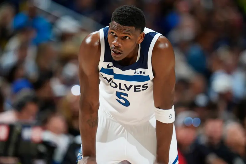 NBA明(20)日衛冕軍金塊將與灰狼進行關鍵的搶七大戰，而灰狼當家控衛Mike Conley生涯出戰搶七沒有贏過，戰績為0勝4敗，少主Anthony Edwards則是不擔心。 圖：達志影像／美聯社