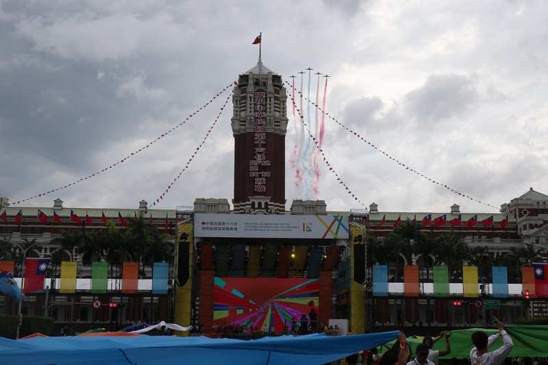 520總統就職進入倒數，總統府前廣場19日下午進行總彩排，空軍雷虎小組5架AT-3教練機施放藍、白、紅3色彩煙自總統府上方飛越，場面壯觀。 圖：中央社提供