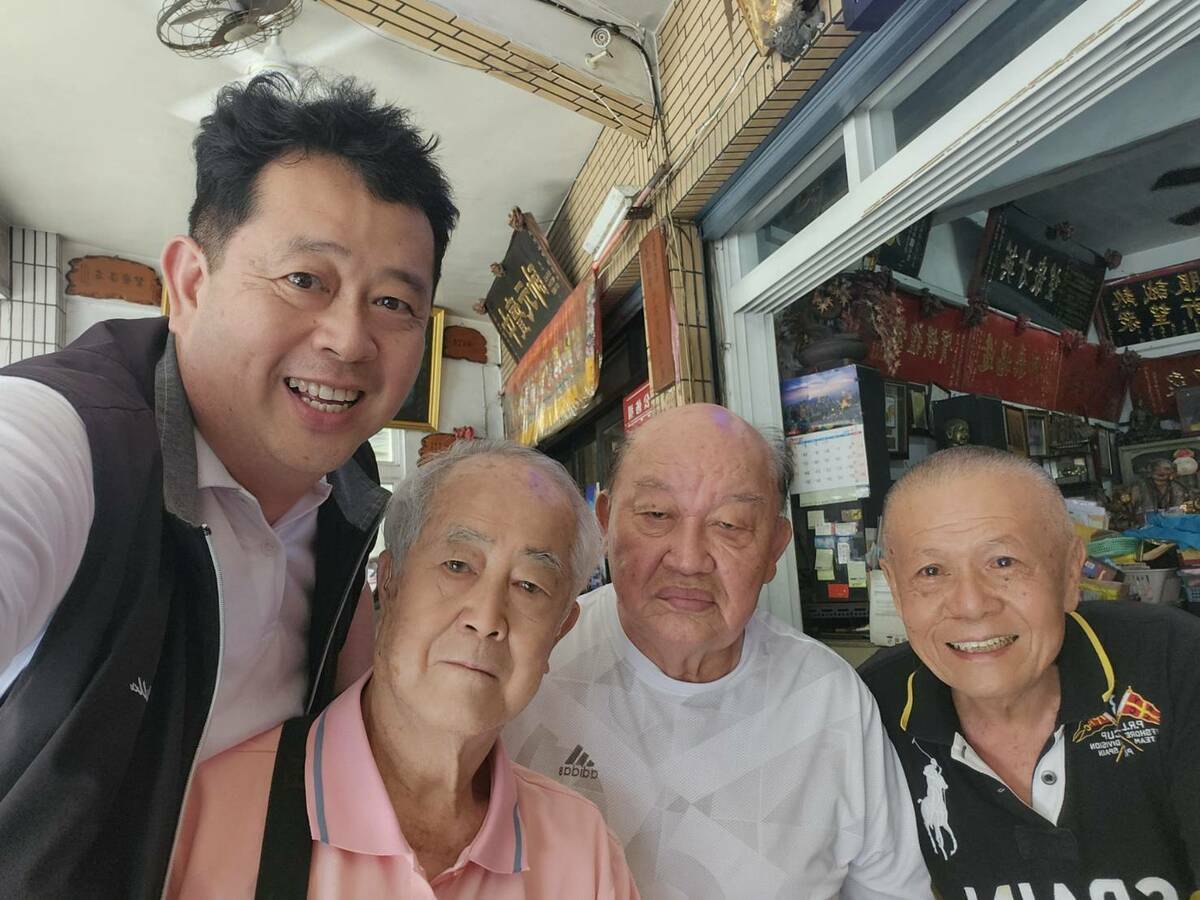 薛兆基(左一)認為在白天、傍晚甚至晚間能長時間接到市話者，往往以家中長輩居多。 圖：薛兆基/提供（資料照）