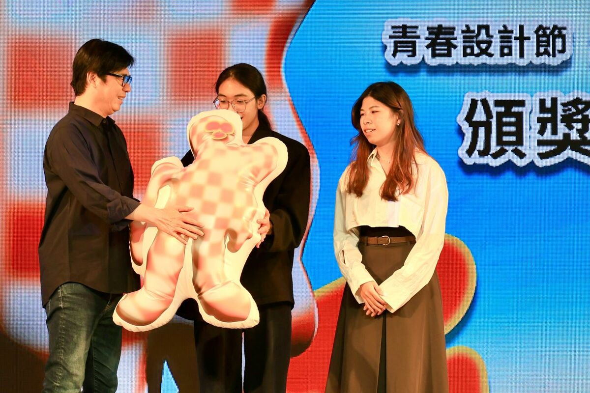 陳其邁(左)親自到場頒發壓軸大獎。 圖：高雄市政府/提供
