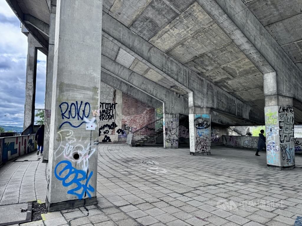 斯特拉霍夫體育館（Great Strahov Stadium）的牆面塗滿各種塗鴉。 圖：中央社提供
