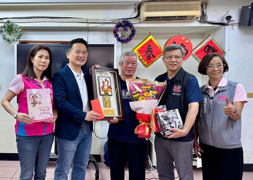 表揚已故模範母親 蘇俊賓暖心致贈手繪畫作