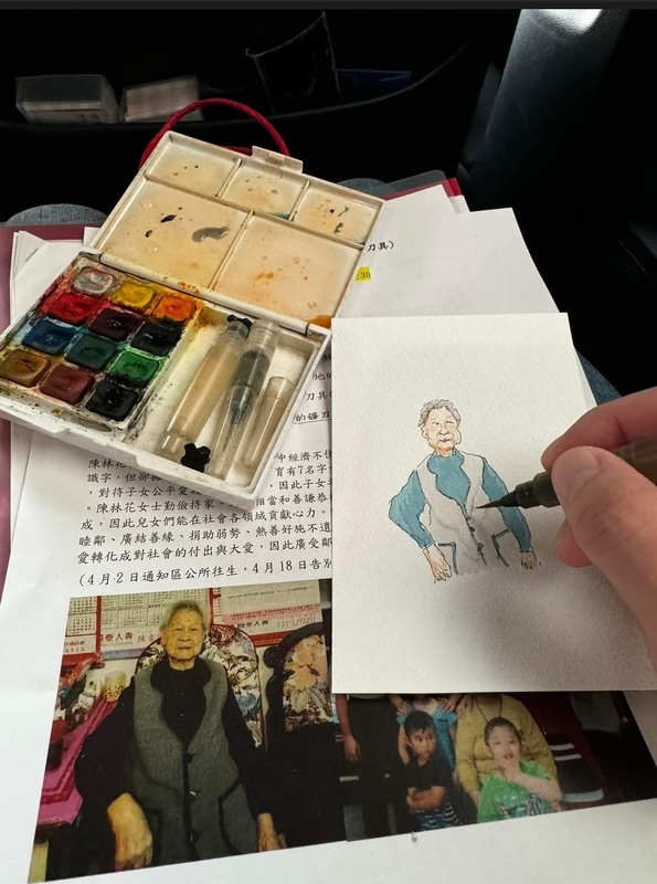 蘇俊賓在去程的車上，突然萌生一個念頭，忍著車上的顛簸，嘗試畫下慈祥的陳老奶奶。 圖：翻攝蘇俊賓臉書
