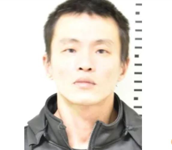 刑事局通緝資訊顯示，簡姓男子逃離時著白色上衣、黑色長褲、外穿長袖方格紋襯衫。 圖：翻攝自刑事局網站