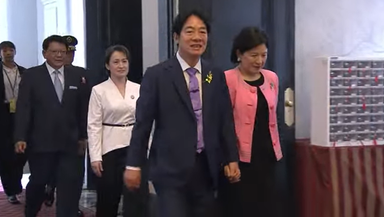 賴清德（前排左起）與妻子吳玫如抵達總統府。 圖：翻攝自賴清德YT