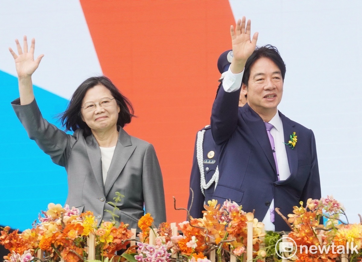 中華民國第16任總統賴清德、副總統蕭美琴今上午宣示就職，卸任的蔡英文總統在賴清德總統與副總統蕭美琴陪同下，走出總統府並向民眾及現場來賓揮手致意。 圖：張良一攝