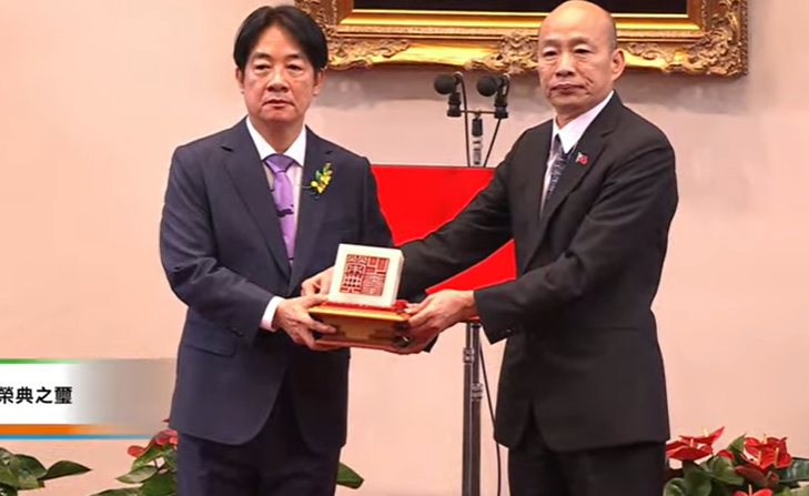 賴清德宣誓後，依法由立法院長授予玉璽。 圖：翻攝自賴清德YT