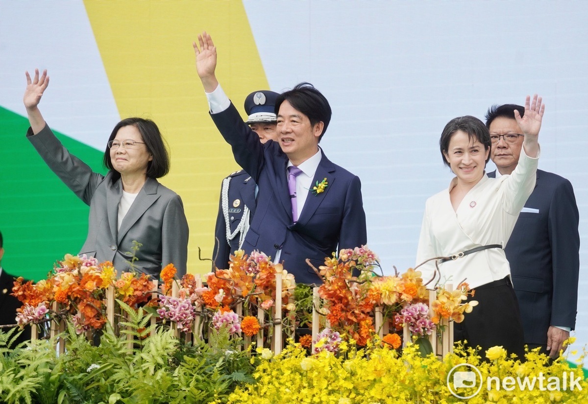 新科總統賴清德（前排中）、副總統蕭美琴（前排右）陪同卸任的蔡英文（前排左）向群眾揮手致意。 圖：張良一／攝