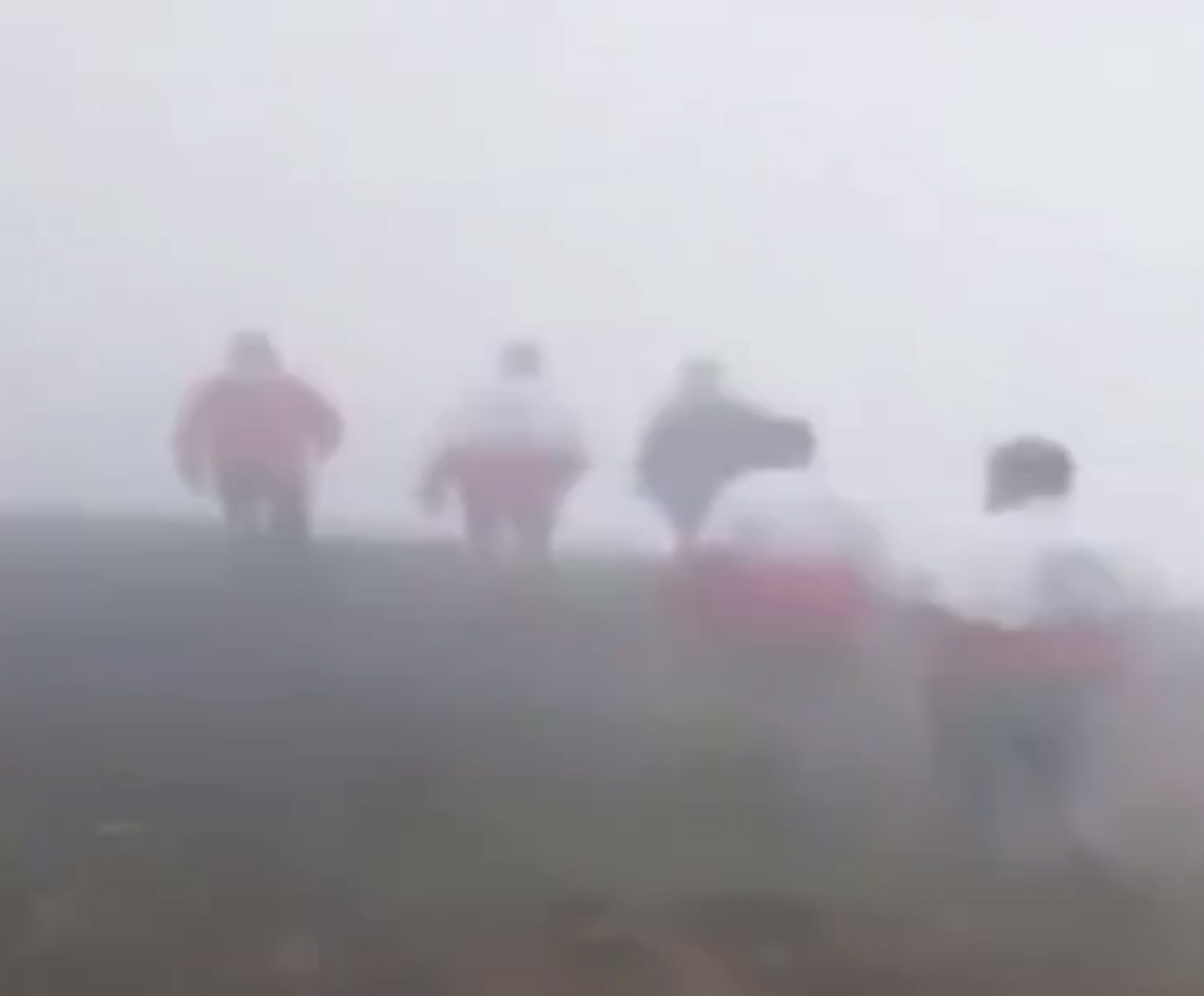 事故發生地被迷霧覆蓋，疑似是救難人員的數人於大霧中緩慢前行。 圖：翻攝自清絲老師談治國理政 X（前推特）