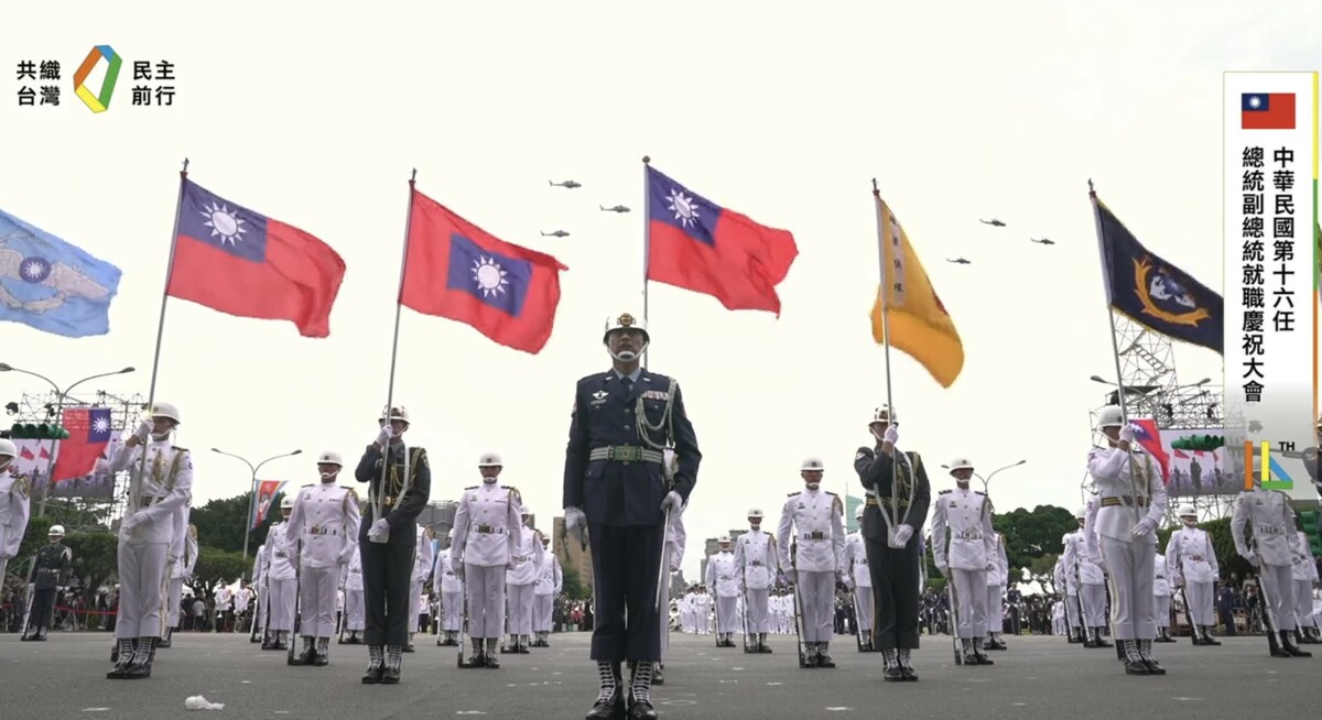 國防部表示，今（20）日領唱國歌時，由陸軍CH-47SD契努克中型運輸直升機，吊掛巨幅國旗1面，在2架UH-60M黑鷹直升機護衛下，搭配AH-64E、AH-1W攻擊直升機及海軍S-70C反潛直升機各3架，由北向南編隊飛行通過會場上空。 圖：翻攝自賴清德臉書直播