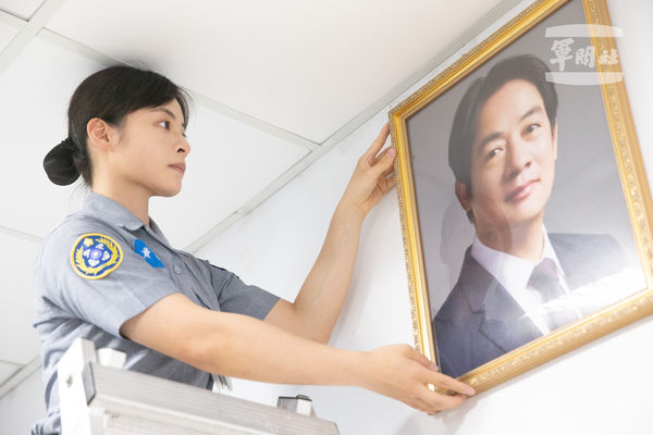 正副總統當選人賴清德、蕭美琴完成宣誓就職後，國軍各單位隨即更換總統玉照。 圖：軍聞社提供