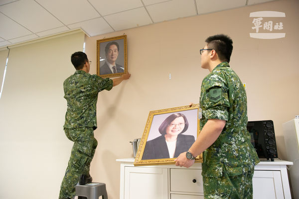 正副總統當選人賴清德、蕭美琴完成宣誓就職後，國軍各單位隨即更換總統玉照。 圖：軍聞社提供