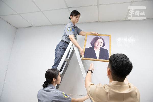 正副總統當選人賴清德、蕭美琴完成宣誓就職後，國軍各單位隨即更換總統玉照。 圖：軍聞社提供