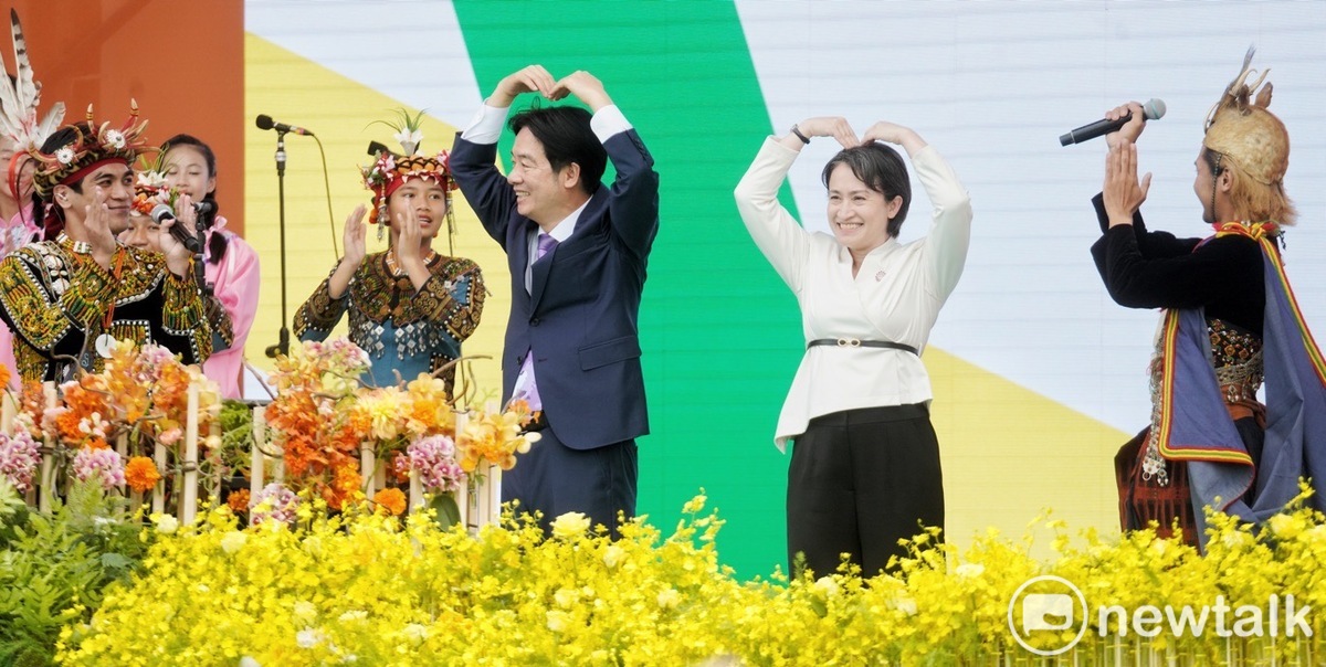 今（20）日總統就職典禮總上，總統賴清德、副總統蕭美琴在經典曲目的合唱環節隨著樂曲起舞。 圖：張良一攝