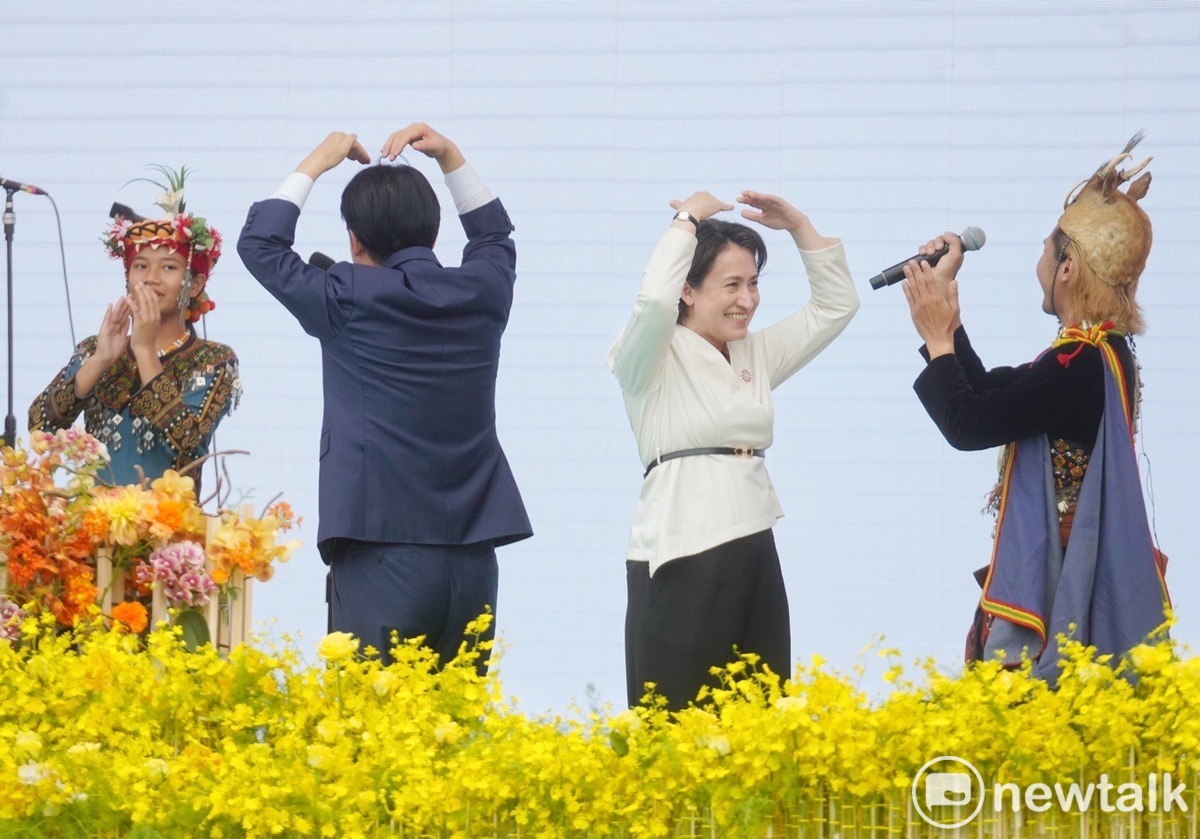 今（20）日總統就職典禮總上，總統賴清德、副總統蕭美琴在經典曲目的合唱環節隨著樂曲起舞。 圖：張良一攝