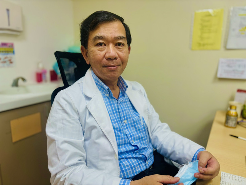 賴漢明醫師表示，一名40歲男性因關節炎和無痛結節，後出現嚴重腫痛和發燒，確診為慢性痛風性關節炎。隨後又併發腎結石和腎盂腎炎，並引發敗血症。 圖：中正脊椎骨科醫院／提供