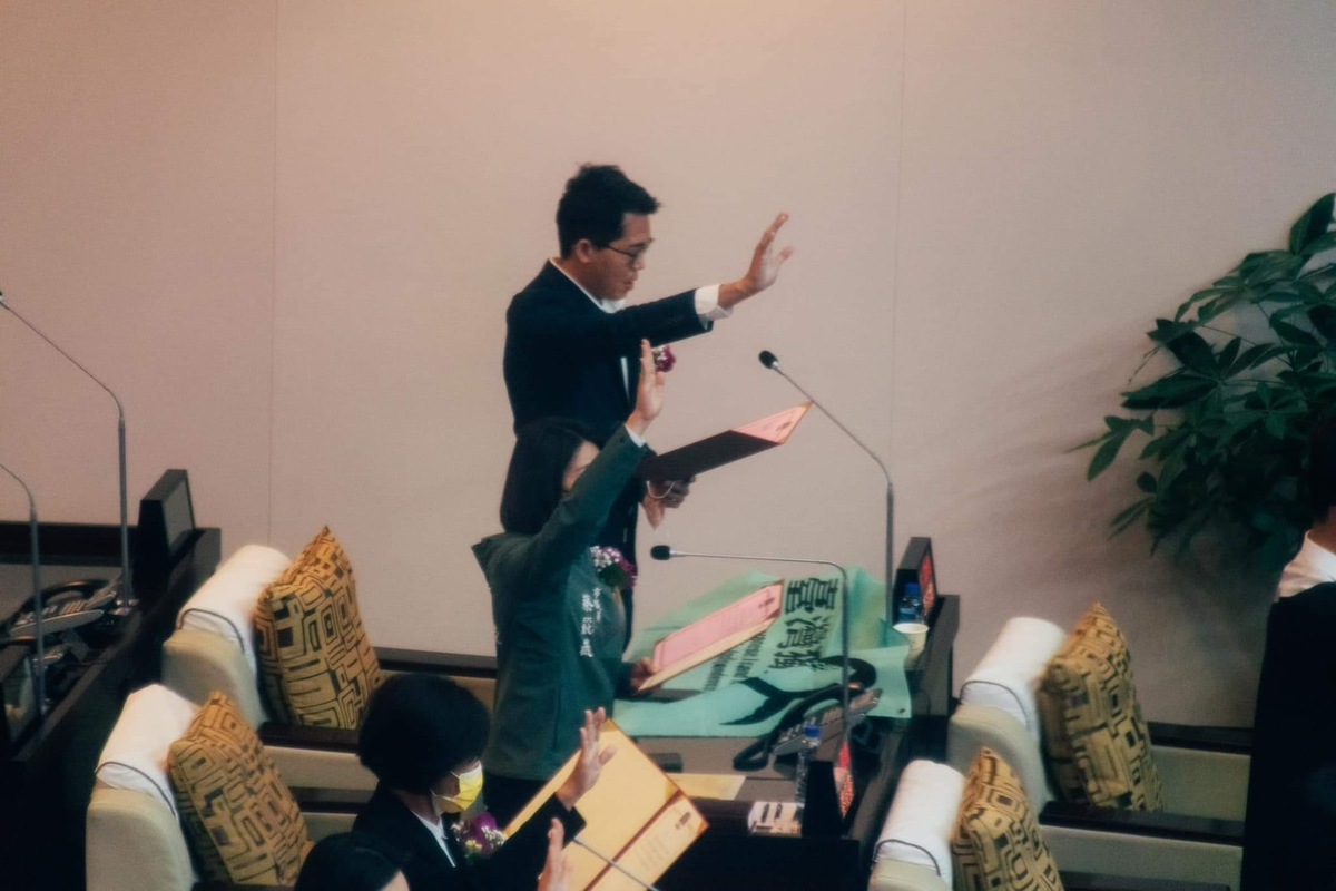 李宗霖在台南市議會對著桌上的台獨旗宣誓就職。 圖：台灣基進/提供