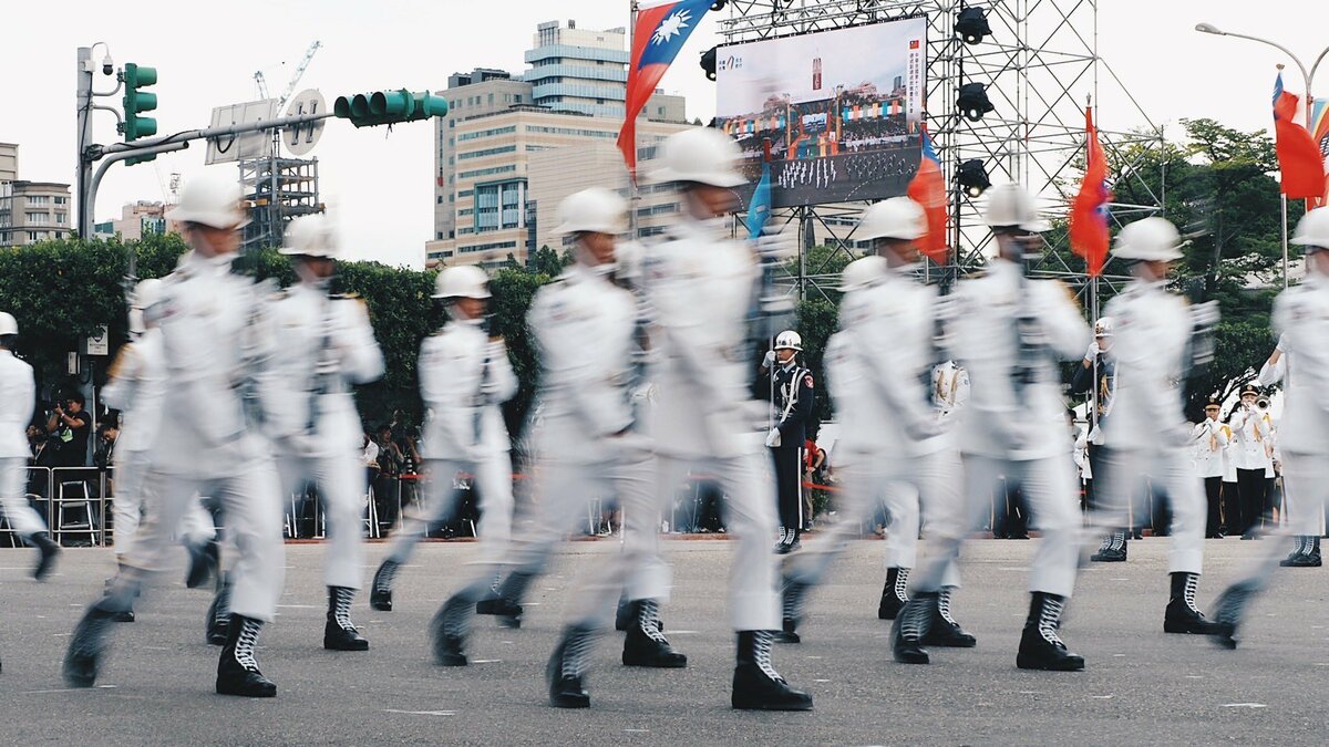 國軍聯合樂儀隊今（20）日在總統、副總統就職典禮暨慶祝大會執行國軍聯合樂儀隊操演。 圖：取自@mna_roc X