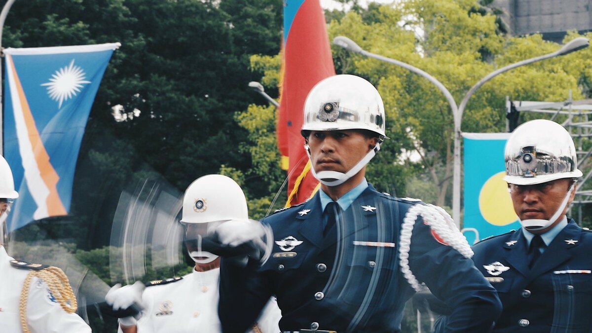 國軍聯合樂儀隊今（20）日在總統、副總統就職典禮暨慶祝大會執行國軍聯合樂儀隊操演。 圖：取自@mna_roc X
