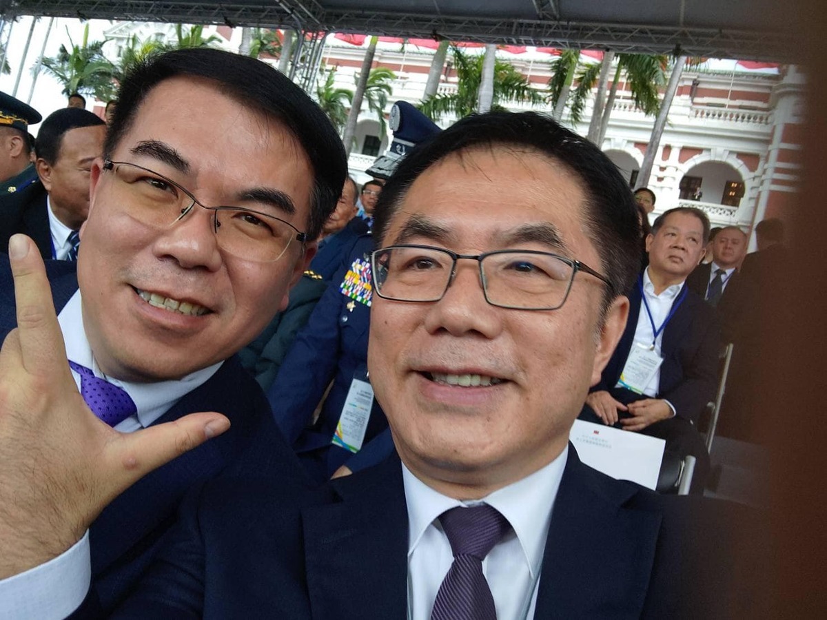 總統府今日舉行第16任總統副總統就職典禮，台南市長黃偉哲特別向市議會請假前往出席，並和氣象達人、新任環境部長彭啟明俏皮自拍，臉書發文「猜猜哪位才是黃偉哲？」 圖：台南市政府提供