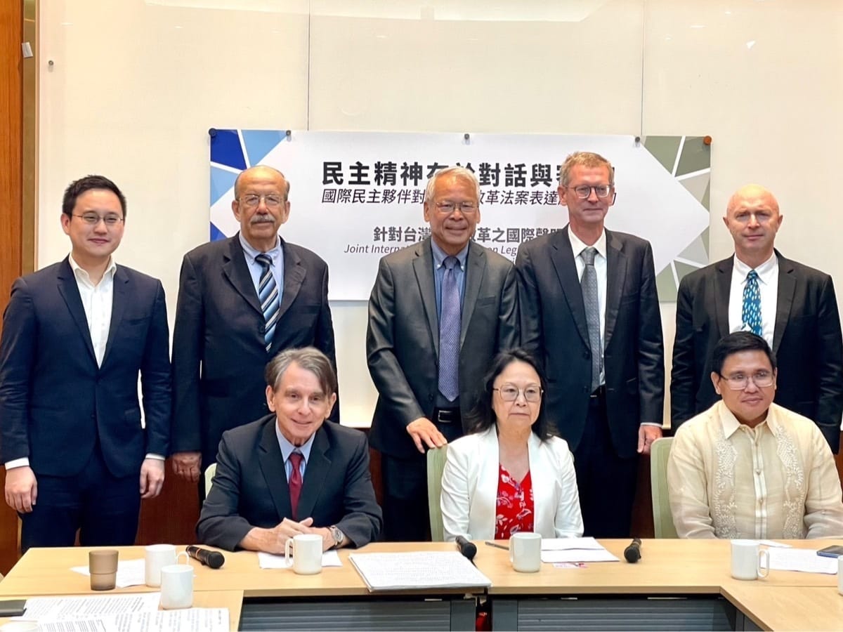 國際友人共同召開記者會，提出對藍白強推國會改革的憂心。 圖：立法委員林楚茵辦公室提供
