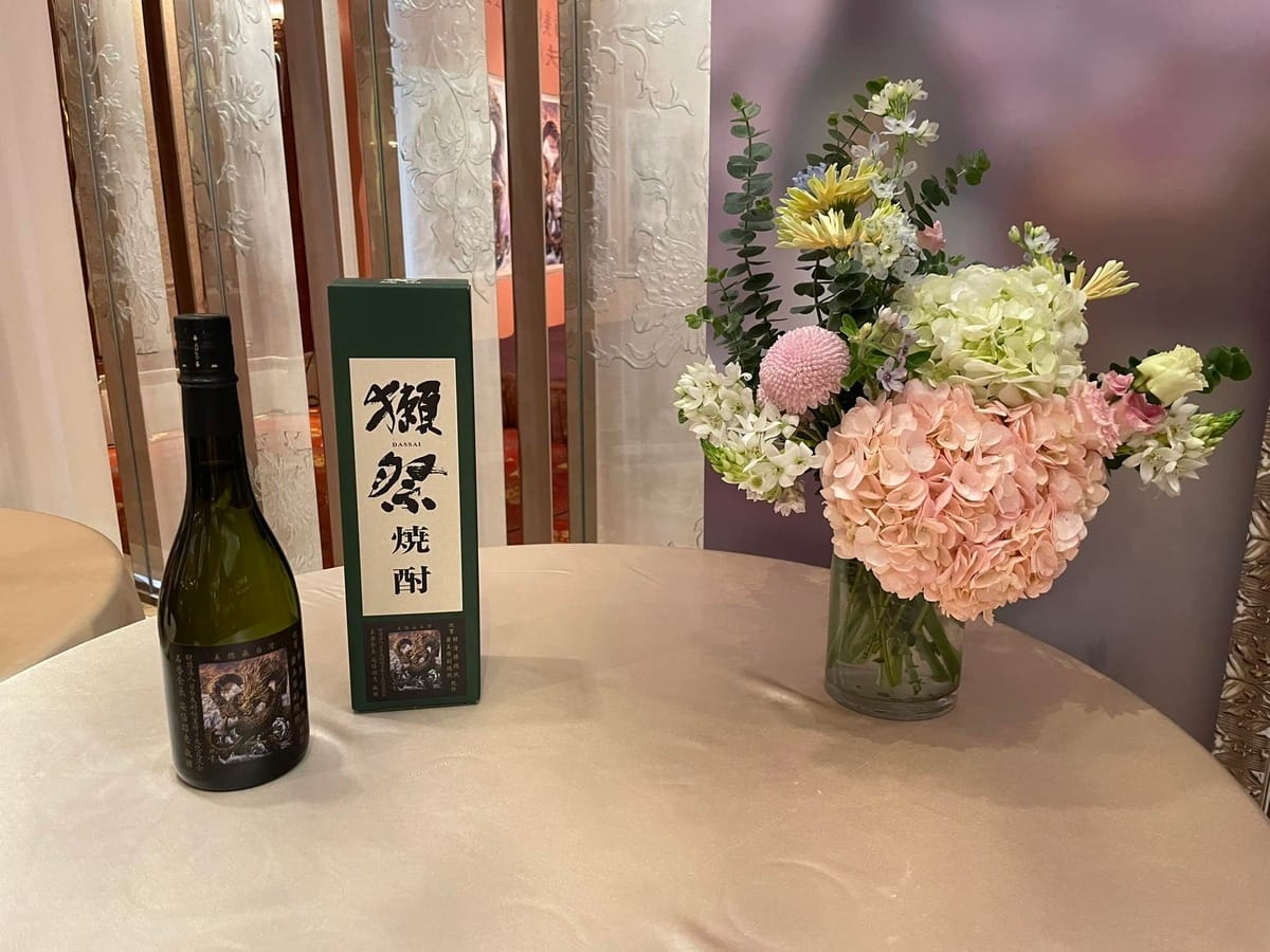 為了祝賀賴清德和蕭美琴就職，安倍昭惠委託釀酒商「旭酒造」製作聯名紀念酒，瓶身上的2款酒標圖案意義獨特。 圖：取自周玉蔻臉書