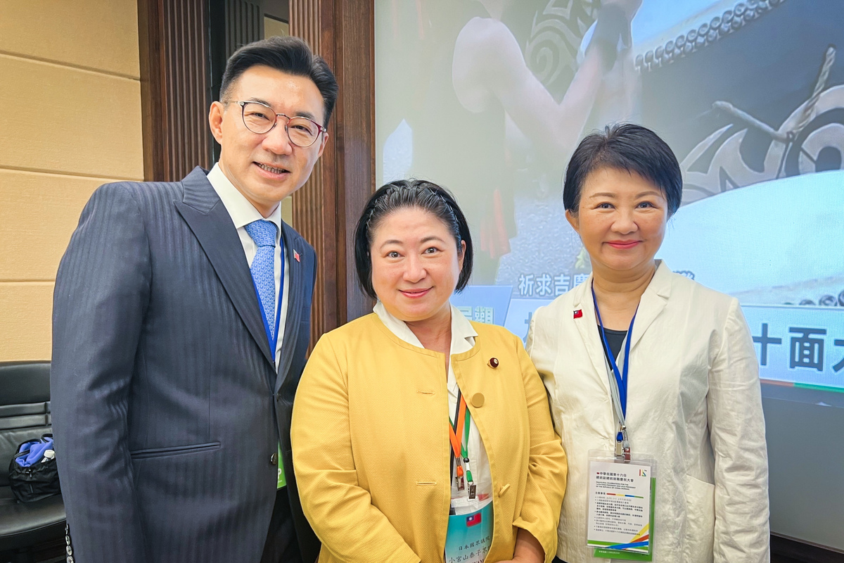 台中市長盧秀燕及立法院副院長江啟臣是少數參加520就職大典的藍營政治人物，兩人與日本眾議院議員小宮山泰子在總統府內合影。 圖：台中市政府/提供