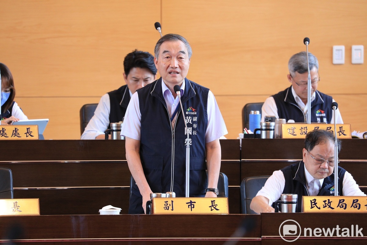 台中市副市長黃國榮代理盧秀燕市長接受議員總質詢。 圖：唐復年/攝
