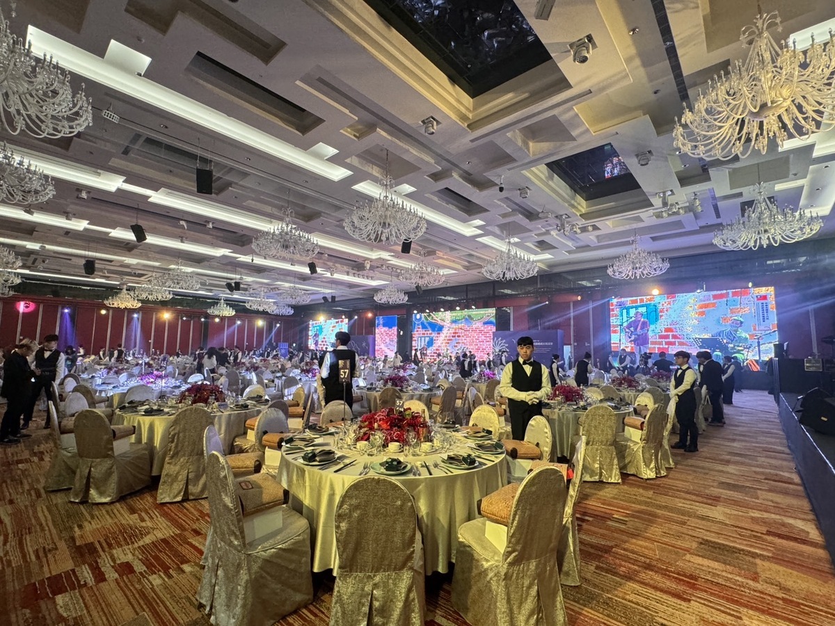 第16屆正副總統上午就職後，晚間登場的國宴首度移師台南安平福爾摩沙遊艇酒店舉行，國宴會場佈置美輪美奐，各種國宴美食均已備妥，會場還佈滿以各國國旗顏色噴染的「國旗蘭」，準備給遠道而來的訪賓大大的驚喜。 圖：台南市政府提供
