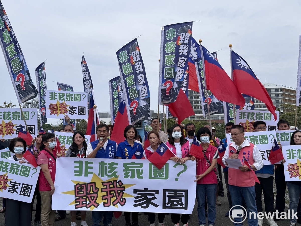 台南日前發生停電」台南市議會國民黨團及鄉親在總統國宴前怒轟，養綠蟑螂的非核政策，讓國際笑看台灣排碳全球吊車尾，更讓全台灣陷入可怕的停電黑暗恐怖期。現場支持者揮舞中華民國國旗，高舉「非核家園、毀我家園」手板，請賴清德總統立刻停止燃煤發電，讓核能成為救國力、有韌性的基載電力。 圖：黃博郎／攝