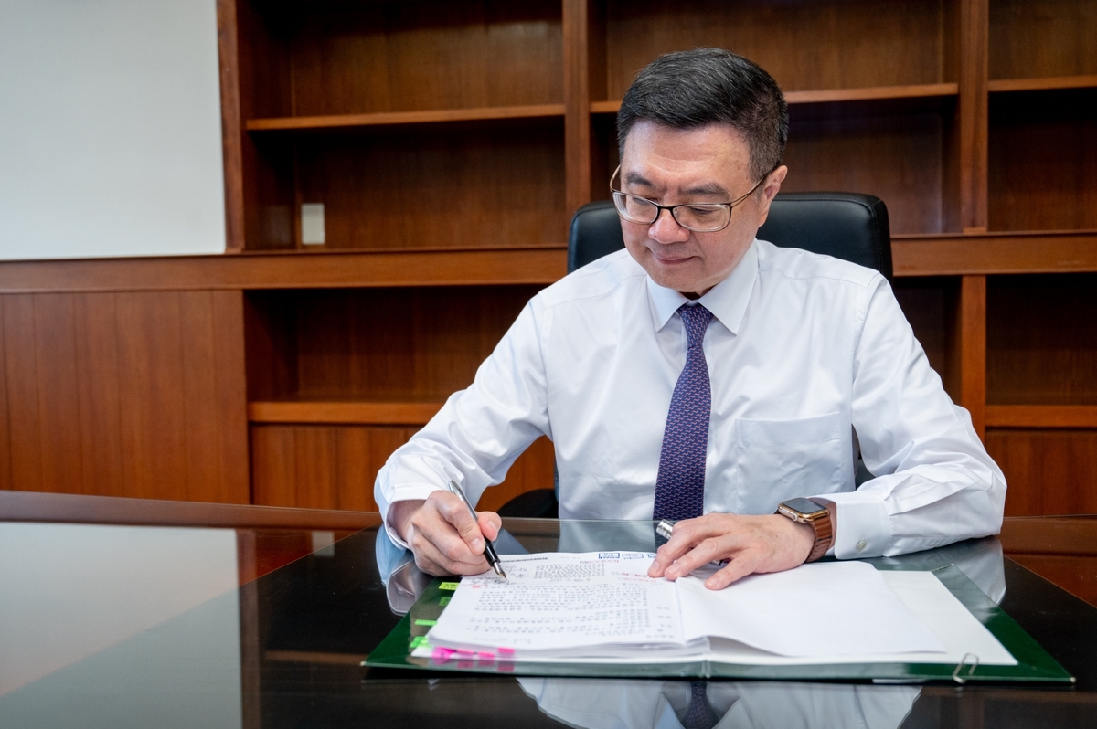 行政院長卓榮泰就任後簽署第一份公文。 圖：行政院提供
