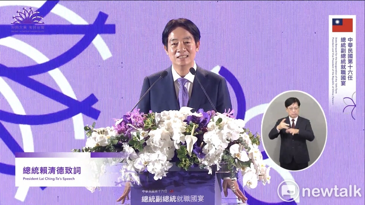 第16任總統賴清德、副總統蕭美琴就職國宴首度移師台南安平福爾摩沙遊艇酒店舉行，賴清德致詞表示，今年是台南400年，選在台南舉辦總統就職國宴，格外具歷史意義，也展現新政府在未來建設上，達到均衡台灣的目標，讓處處可安居、人人可樂業。 圖：取自總統就職國宴轉播畫面