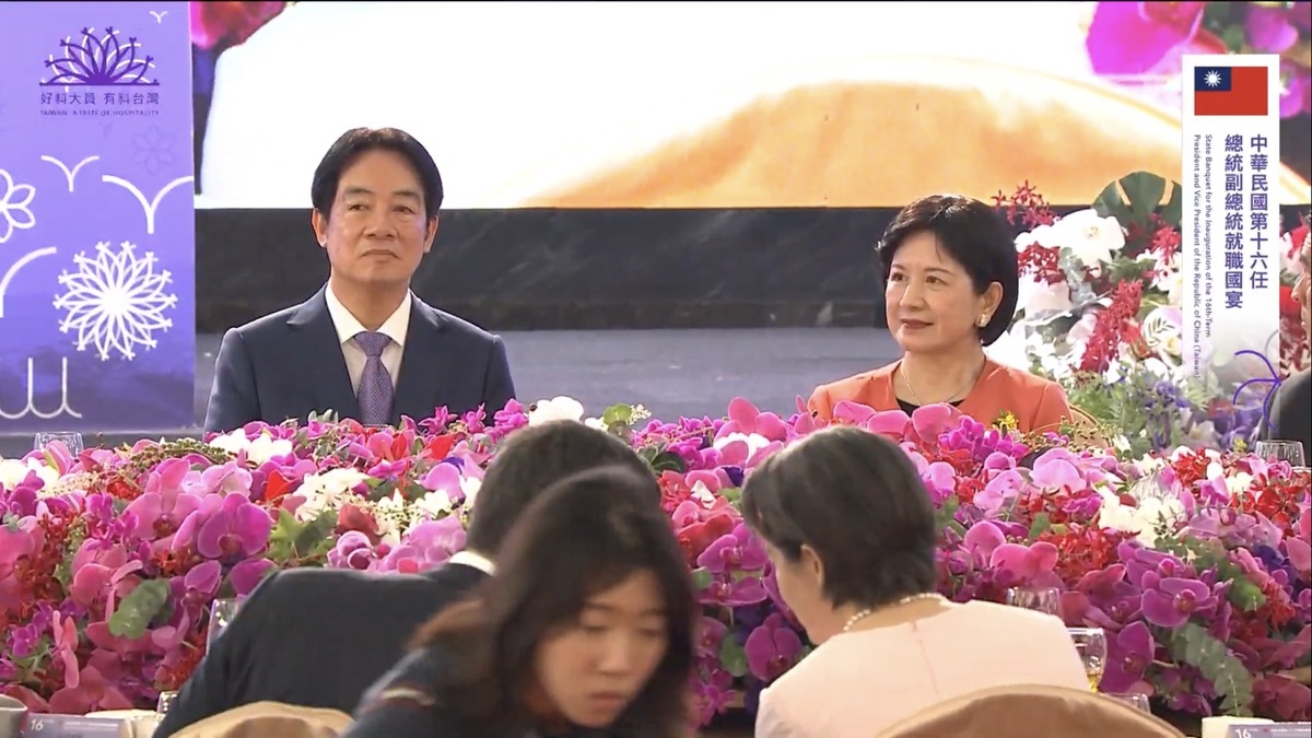 第16任總統賴清德、副總統蕭美琴就職國宴在台南安平福爾摩沙遊艇酒店舉行，共有29個國家代表逾500外賓與會，賴清德伉儷同坐主桌招待來自各國的貴賓。 圖：取自總統就職國宴轉播畫面