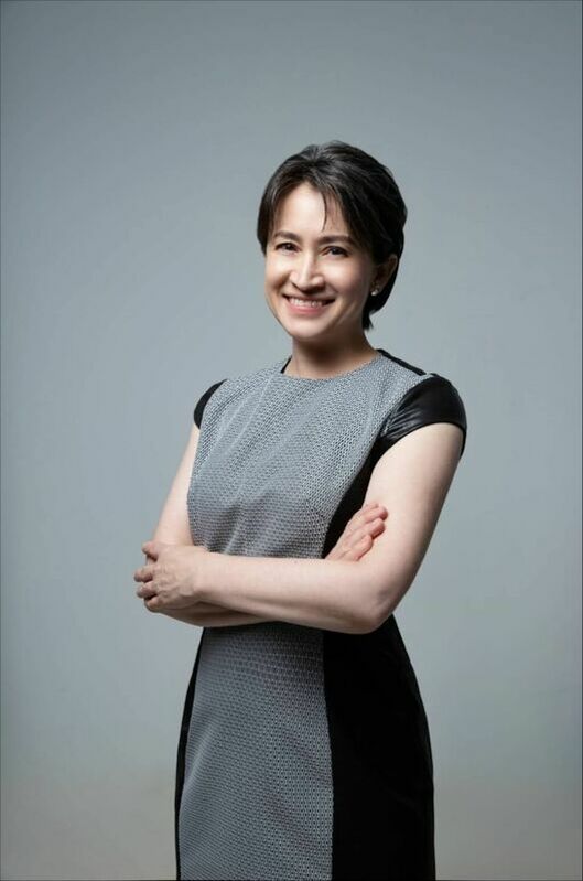 蕭美琴19日於正式就職前出席台北賓館外交晚宴，選擇穿著由台灣服裝設計師簡君嫄操刀的裙裝，以改良旗袍的概念融合現代元素，並以蜂巢設計拼接，注入創新與創意。 圖：C JEAN提供